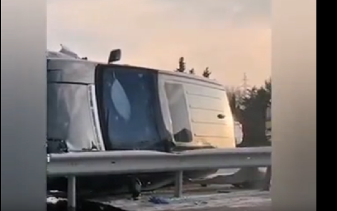 Qadın sürücü “Range Rover”i aşırdı - VİDEO